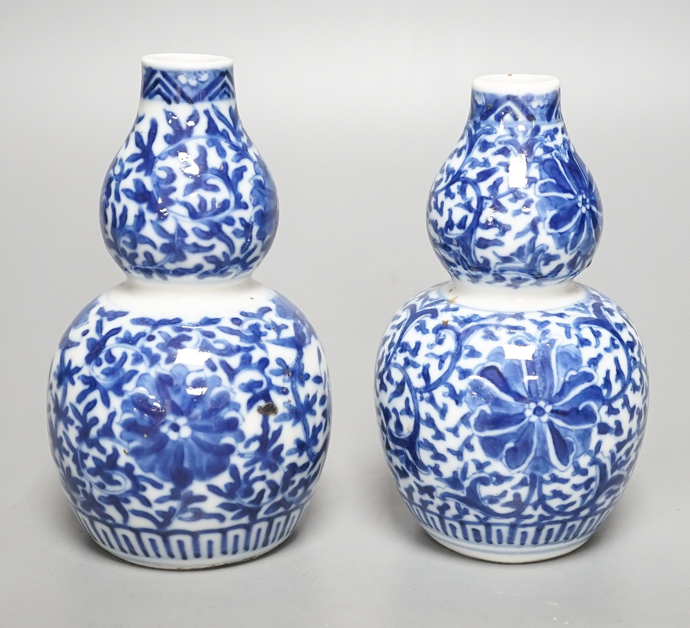 A pair of Chinese blue and white double-gourd small vases 14cm